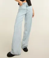 Pantalón wide leg de tiro alto confeccionado en denim celeste claro, con trabillas en la cintura y bolsillos funcionales.