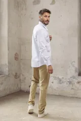 Camisa de corte slim fit en color celeste claro, con cuello clásico y cierre frontal de botones.