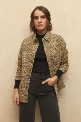 Polera de manga larga en color negro, confeccionada en algodón, con cuello alto y detalle de frunces en los hombros.