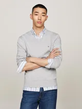 Sweater gris de Tommy Hilfiger, de algodón y poliéster, con cuello en V y logo bordado en el pecho.