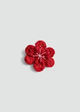 Broche en forma de flor grande realizado en tejido de crochet color rojo, con cierre de gancho en la parte posterior.
