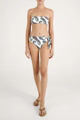 Top de bikini bandeau de color blanco con estampado tipo paisley en tonos azules, rojos y naranjas.