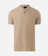 Camisa polo slim Marfinno de color beige, confeccionada en piquet de algodón texturizado. Presenta cuello mao con cierre frontal de dos botones y mangas cortas.