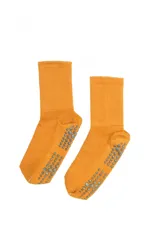 Medias largas color naranja con antideslizante en la planta del pie.