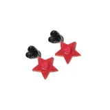 Par de aros colgantes con forma de corazón negro con glitter y estrella roja con corazón rosa en el centro.
