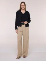 Camperita de tela liviana color beige, de silueta entallada con cuello a la base y abotonadura frontal con botones a tono. Cuenta con dos bolsillos con solapa en el frente, mangas largas con puños abotonados y largo a la cintura.
