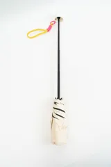 Paraguas plegable de color beige con la palabra 'hello.' estampada en color verde. Incluye una correa de muñeca de color amarillo con detalles en fucsia.