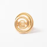 Anillo de diseño circular con forma de espiral en acabado dorado.