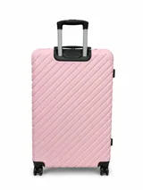 Valija rígida grande color rosado, con diseño texturizado de líneas diagonales, ruedas dobles y cierres negros.