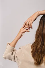 Anillo de plata 925 con aplique circular de dublé de oro y zirconias blancas.