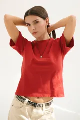 Remera de algodón color rojo con cuello redondo y mangas cortas.