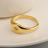 Anillo dorado con sello de estrella.