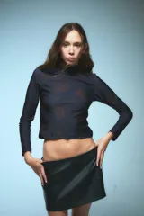 Polera negra de lycra estampada con dragones rojos, de manga larga y cuello alto.