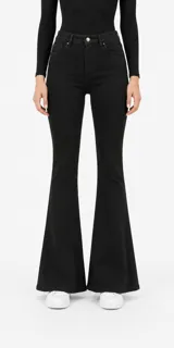 Pantalon de jean negro con corte flare y tiro alto.