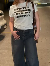 Remera blanca de manga corta, corte al cuerpo, con estampa frontal en negro con la leyenda "Pretty Bitches Love My Energy".
