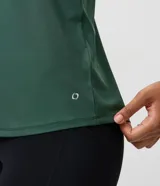 Musculosa deportiva de microfibra perforada en color menta, con escote alto, diseño de espalda nadadora y corte holgado.