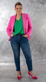 Blazer color azul con solapas de muesca, cierre cruzado con botones dorados, bolsillos delanteros y corte entallado.