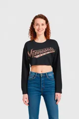 Sweater corto negro con estampado de la frase 'Minnesota Wild' en color marrón.