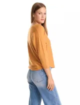 Buzo de tejido fino con escote en V, mangas tres cuartos estilo dolman y corte holgado.