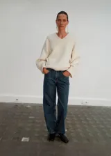 Jeans de tiro medio con diseño de corte recto, confeccionados en tejido de algodón estilo denim. Presentan cierre de botones, trabillas para cinturón y seis bolsillos funcionales.