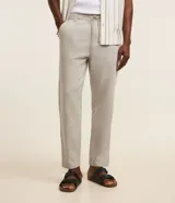 Pantalón masculino relaxed fit confeccionado en oxford de algodón, color beige, con trabillas en la cintura y cordón ajustable con lazo. Cuenta con bolsillos delanteros y traseros.