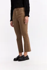 Jean de corte recto y tiro alto, color negro, con terminación de ruedo desflecado y largo crop.