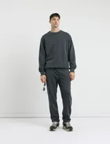Pantalón jogging de corte recto, confeccionado en tejido circular con cintura elástica y cordón ajustable al tono. Presenta bolsillos laterales tipo parche.