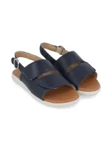 Sandalia de cuero azul con tiras ajustables con velcro y hebilla metálica en el talón. Posee plantilla color suela y suela blanca flexible.