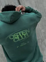 Canguro verde con capucha ajustable con cordones, bolsillo tipo canguro y logo pequeño estampado en el pecho.