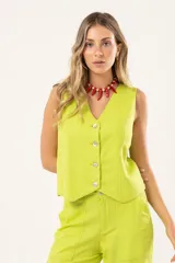 Chaleco verde lima de lino con lurex, escote en V, sin mangas y cierre frontal con botones.