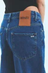 Jean de corte oversize confeccionado en denim de algodón con lavado azul clásico. Presenta tiro medio-bajo, cierre frontal con botón y bolsillos laterales.