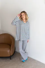 Buzo a rayas horizontales color beige y marrón, de viscosa, con cuello redondo y mangas largas.