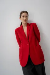 Blazer rojo de paño de baby alpaca, con solapas y bolsillos frontales. Hecho en Uruguay con paño de Perú.