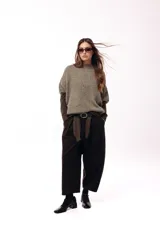 Pantalon de corte amplio y silueta relajada, color chocolate, con cintura alta, pinzas delanteras y bolsillos laterales.