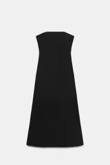 Vestido midi negro confeccionado en mezcla de viscosa, con escote palabra de honor, hombros descubiertos, corte evasé y cierre lateral con cremallera oculta.