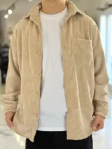 Sobrecamisa de pana color beige, de manga larga, con cuello clásico, cierre frontal de botones y un bolsillo aplicado en el pecho.