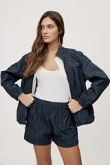 Short de tiro medio con estampa a cuadros en tonos verde oscuro y azul marino, cintura elastizada y calce relajado.