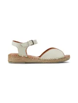 Sandalia plana tipo alpargata de cuero napa color crema, con tira frontal envolvente, talón cerrado y pulsera al tobillo con hebilla metálica de ajuste. Cuenta con suela revestida en yute trenzado.