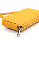 Bandolera marrón de diseño rectangular vertical con bolsillo frontal y solapa con cierre de botón a presión. Cuenta con correa larga ajustable para llevar al hombro o cruzada.