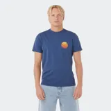 Remera Rip Curl modelo Wettie Passage Icon, color azul con diseño estampado circular en el pecho.