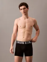 Pack de tres boxers largos de microfibra con cintura elástica distintiva de Calvin Klein. Incluye un modelo negro, uno beige y uno bordó.
