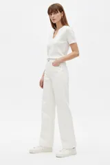 Pantalón jean blanco de corte recto y tiro alto, con bolsillos laterales y traseros clásicos.