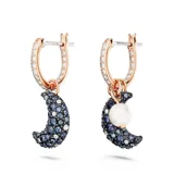 Par de aros colgantes Swarovski de baño en tono oro rosa, con aros pequeños adornados con cristales blancos y dijes asimétricos: una media luna adornada con pavé de cristales azules y blancos, y una perla blanca. Colección Luna.