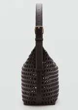 Bolso de hombro mediano en color marrón oscuro, con diseño trenzado texturizado, asa ajustable y cierre superior de cremallera.