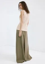 Pantalón wide leg de tejido fluido en color verde militar, con cintura elástica ajustable y cordón.