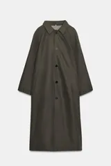 Trench reversible con estampado a cuadros en tonos beige y marrón, con cuello solapa y aplicación de efecto pelo extraíble. Cierre frontal con botones.