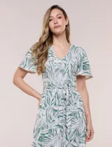 Vestido midi de rayón con estampado de hojas en tonos verde oscuro y blanco. Cuenta con escote en V, pechera fruncida con punto smock, mangas cortas con detalles de pompones en los bordes y lazo ajustable en la cintura.