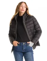 Campera puffer Michael Kors de color blanco, con diseño acolchado, cierre frontal metálico, bolsillos laterales con cierre y capucha desmontable. Incluye bolsa autoportante para guardado.