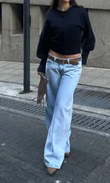 Pantalón de jean estilo wide leg con tiro bajo, corte amplio y relajado, con bolsillos traseros clásicos.