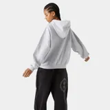 Campera con capucha de felpa gris melange, con cierre frontal de doble cremallera metálica, bolsillos tipo canguro y estampado frontal con el texto "Eme Studios Badge" en azul marino.